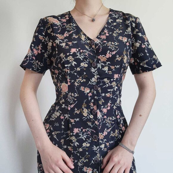 Vintage 90s short-sleeved button-up dainty floral maxi dress - Picture 4 of 16